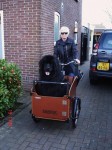 Bertus nu 1 jaar oud    en nog steeds in de bakfiets 