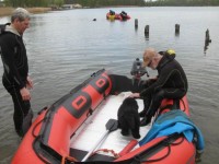 De kleine Nafi al in de grote boot.