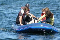 Emma al in de boot.